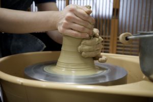 電動ろくろの工程「土殺し」